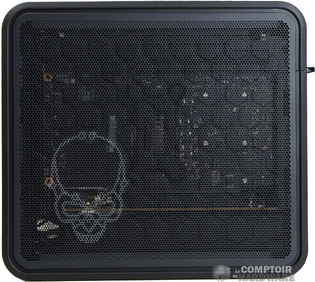 Les côtés très aérés du boîtier