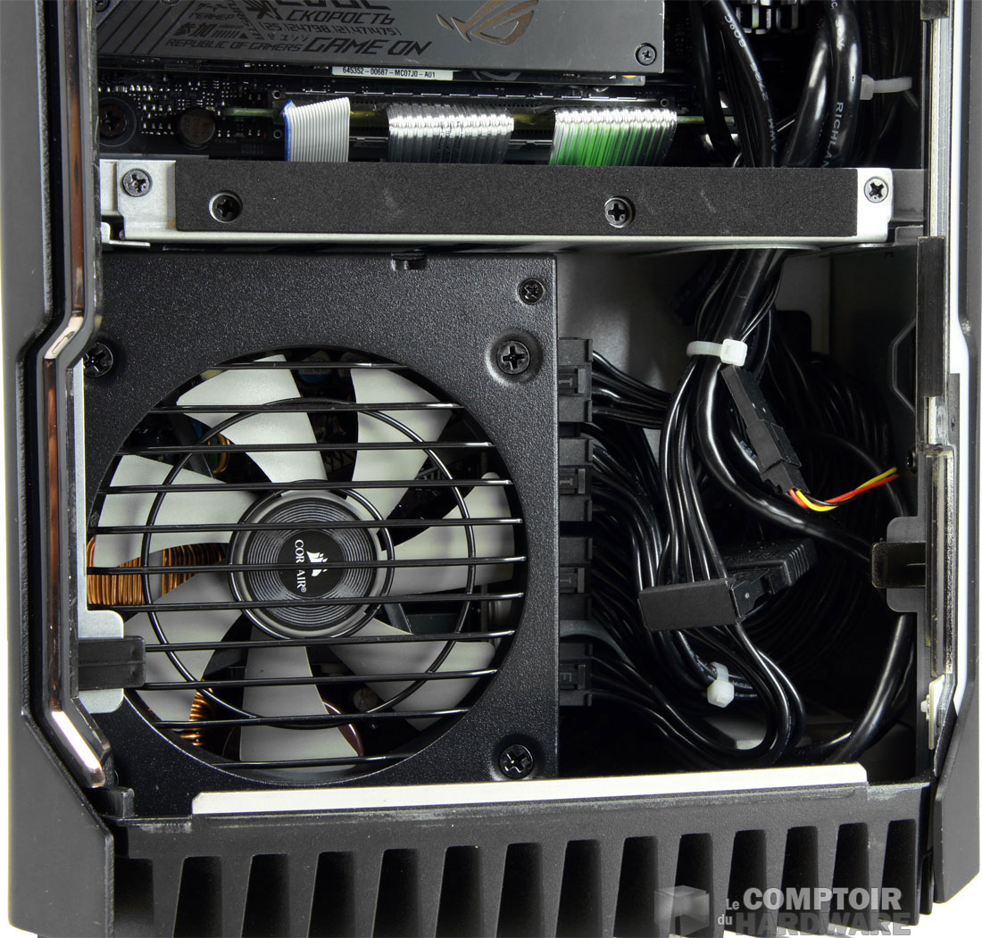 L'alimentation juste en dessous de la carte mère