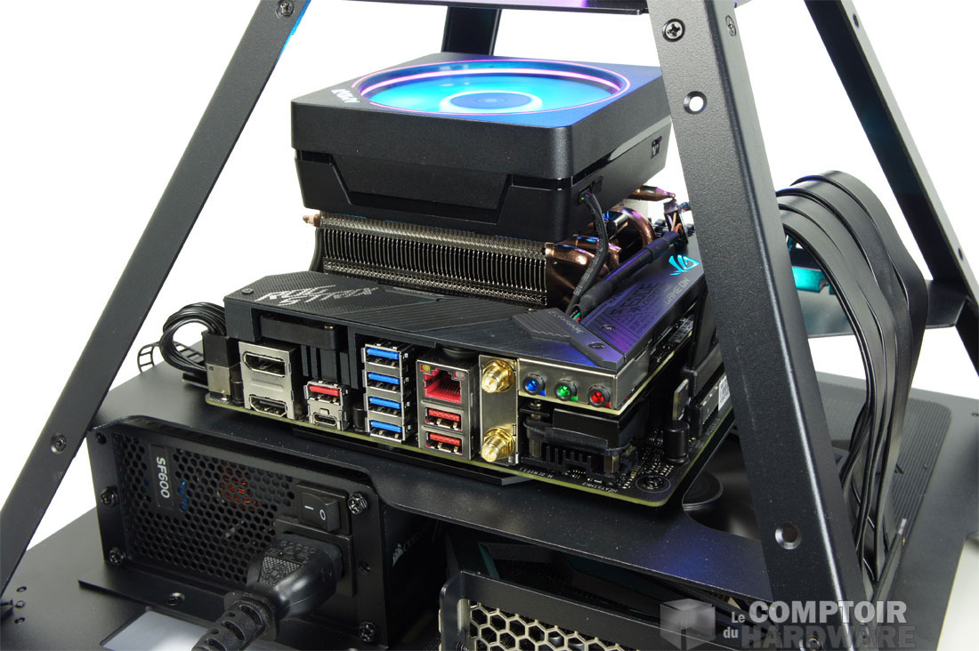 La carte mère sur le plateau