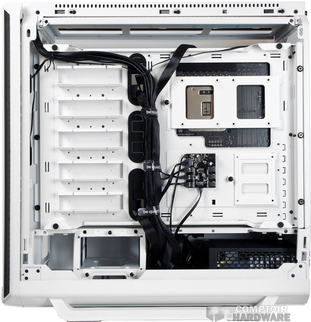 Derrière le plateau