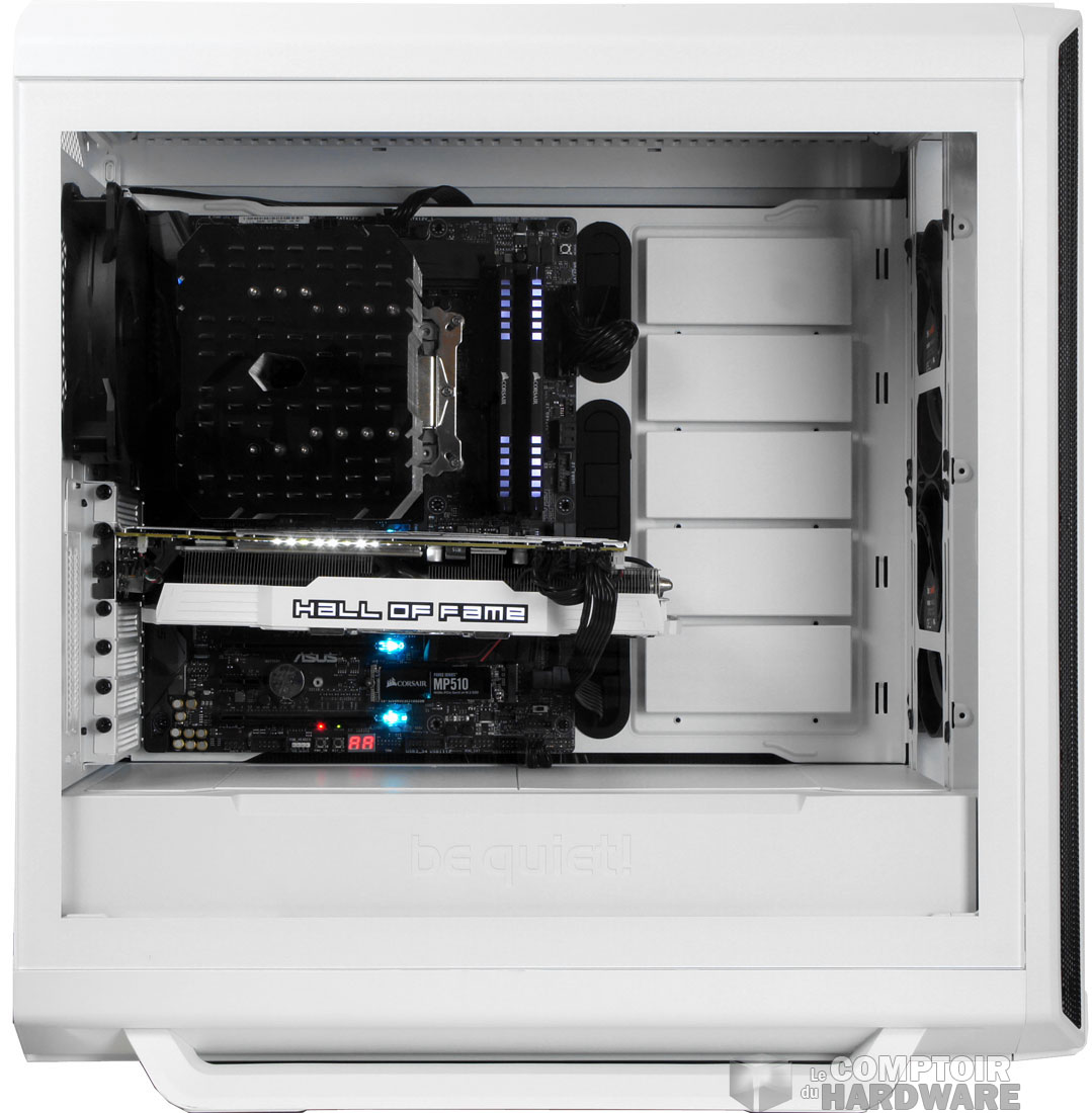 Le côté du boîtier, fermé