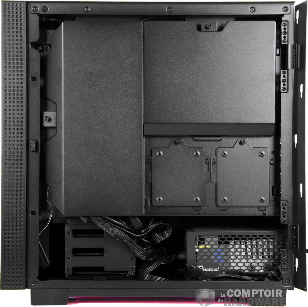 à l'arrière du plateau