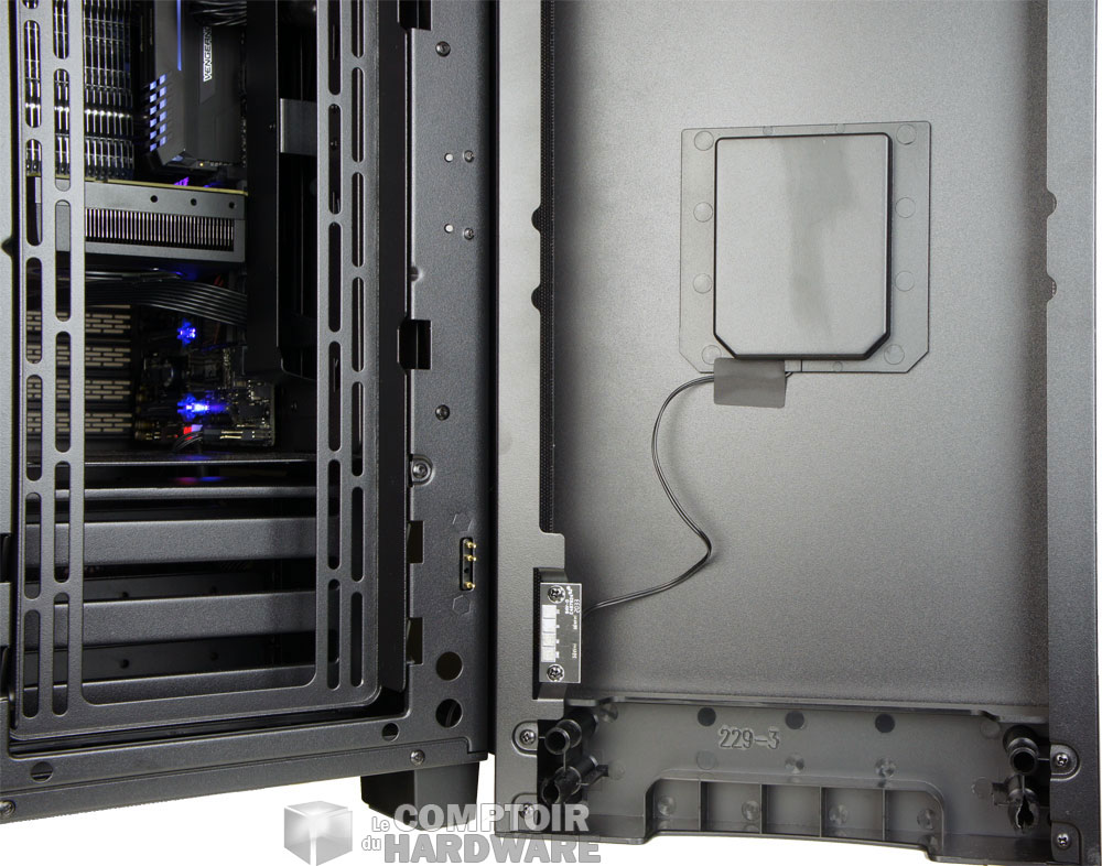 Derrière le logo, le boîtier d'éclairage et son connecteur intégré