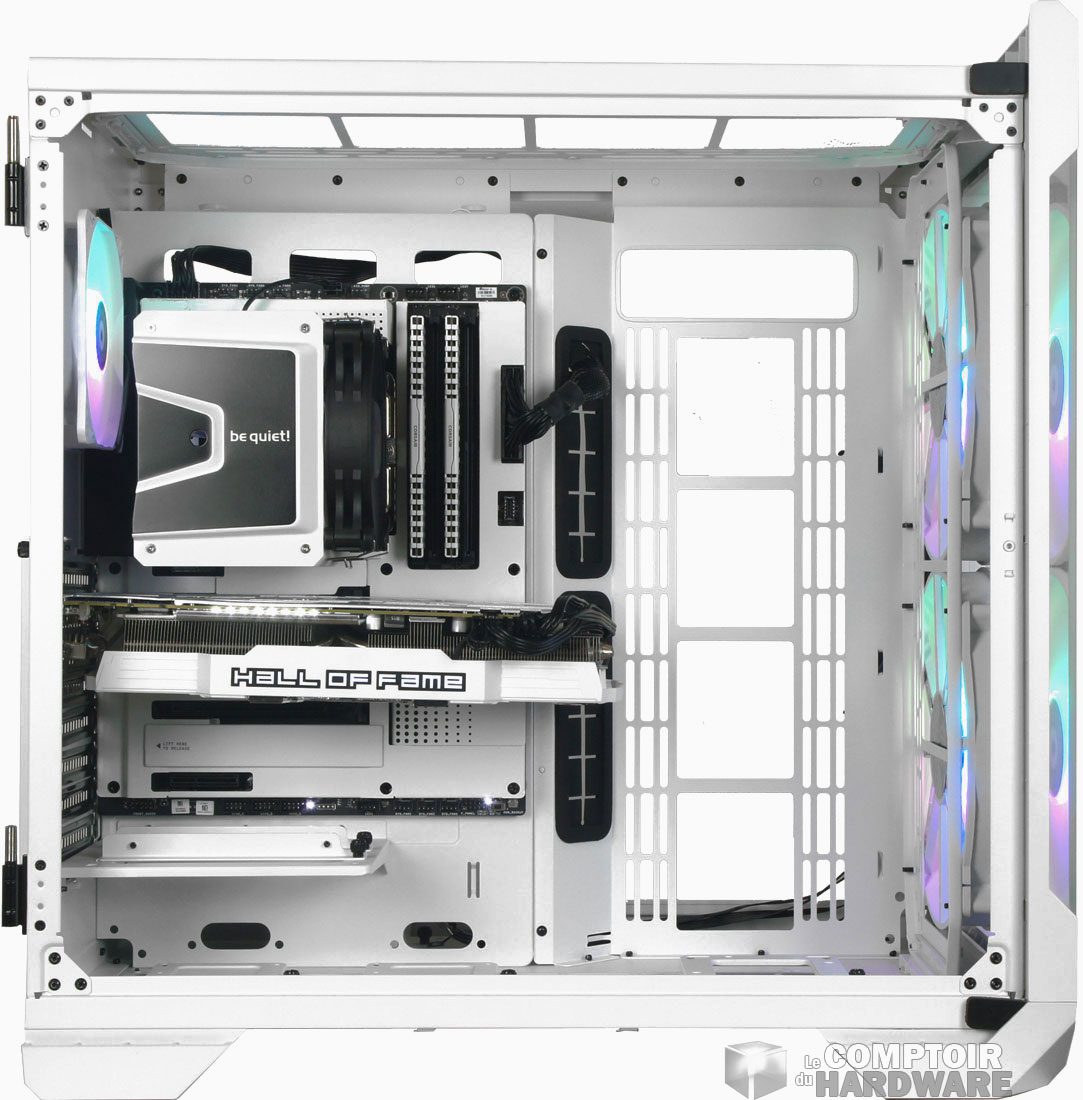 Le vaste espace dédié à la carte mère et au(x) GPU(s)