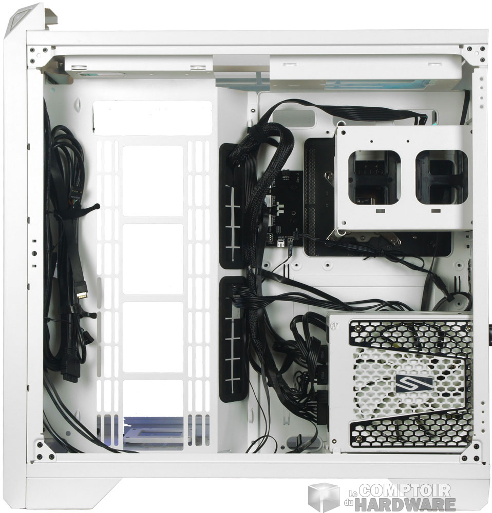 L'arrière du plateau avec son alim à la verticale