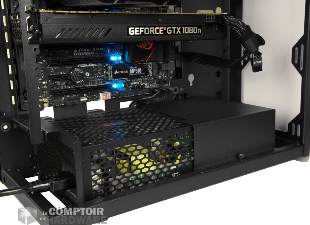 Le bloc d'alimentation dans le fond 