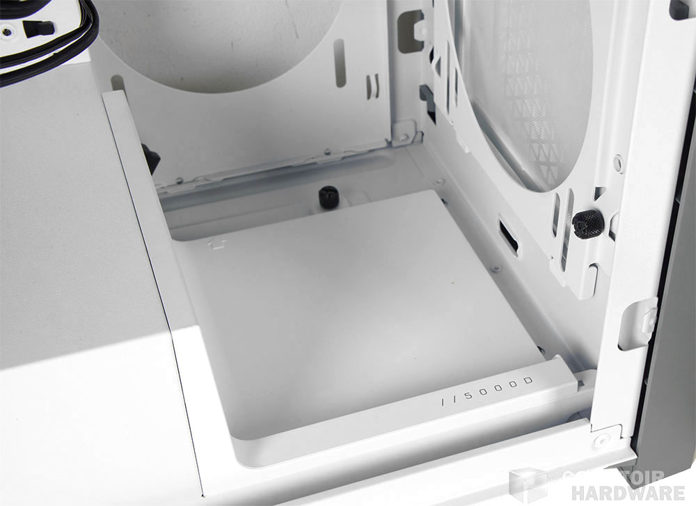 Série d'appartenance visible sur la plaque amovible du compartiment interne