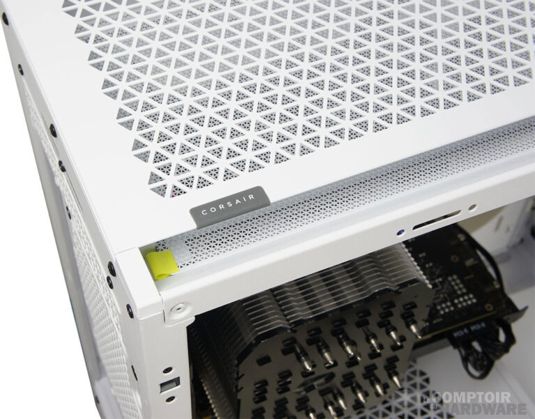 Rappel de marque et pointe de couleur jaune sur le dessus