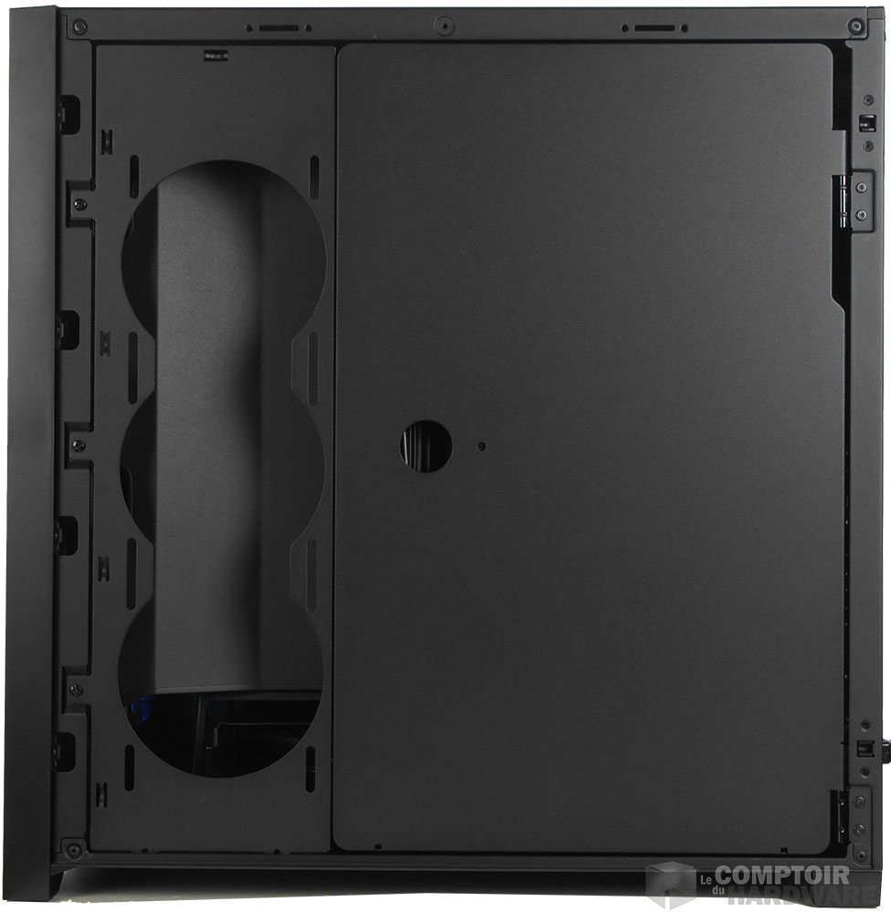 L'arrière, très propre avec sa trappe amovible (5000X)