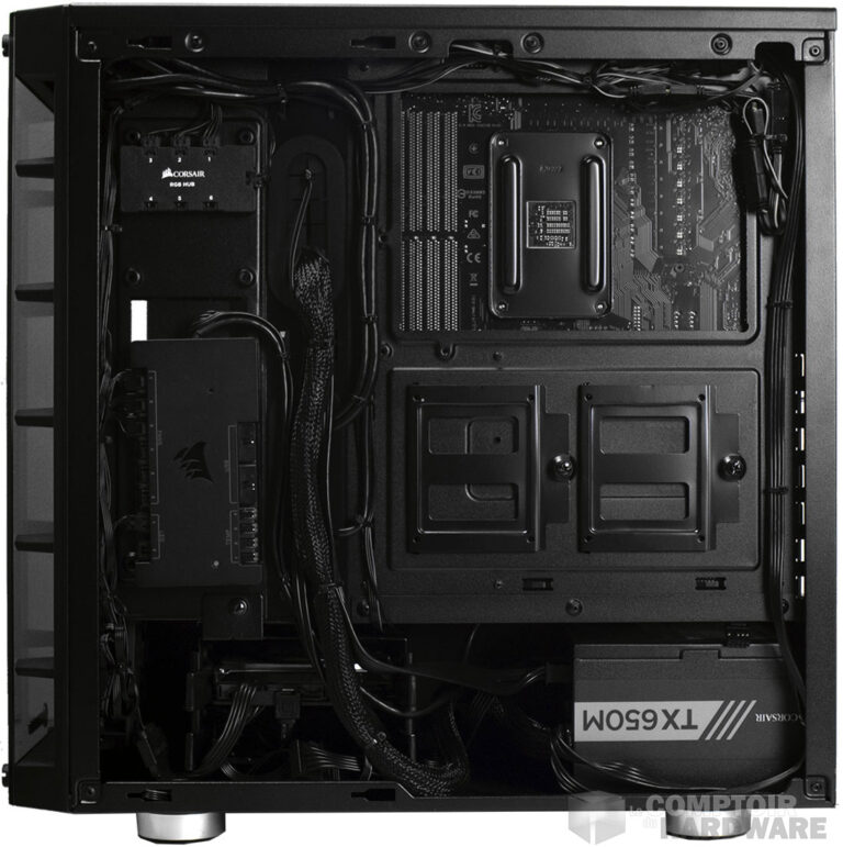 Derrière le plateau de carte mère, l'espace est optimisé !