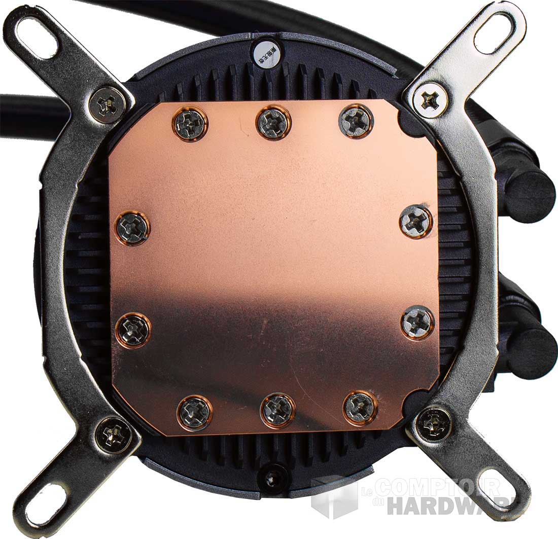 La base carrée en cuivre