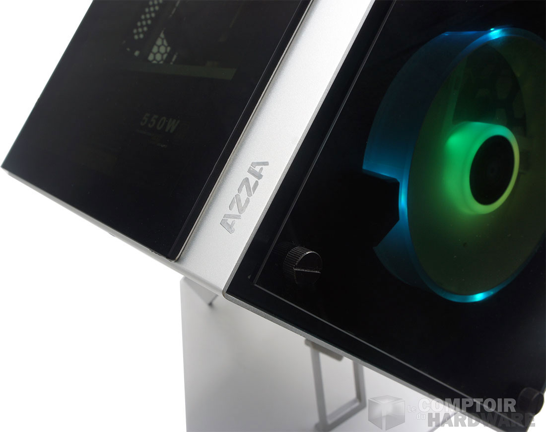 Le petit logo sur la tranche