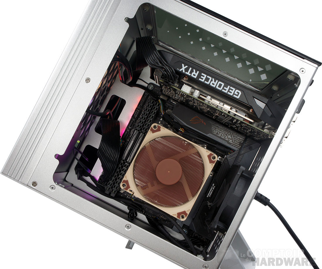 L'intérieur côté carte mère. Celle-ci a la tête à l'envers