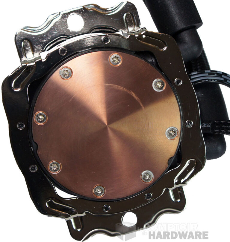 Sous le bloc, la plaque en cuivre