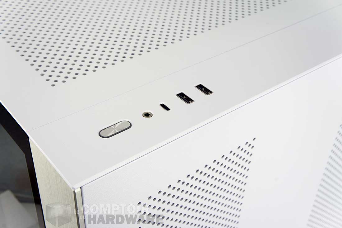 La connectique externe sur le petit Lian Li