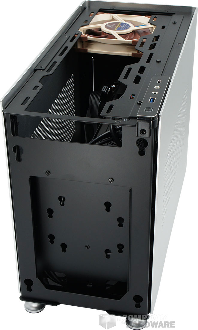 Le support de stockage derrière la façade du boîtier