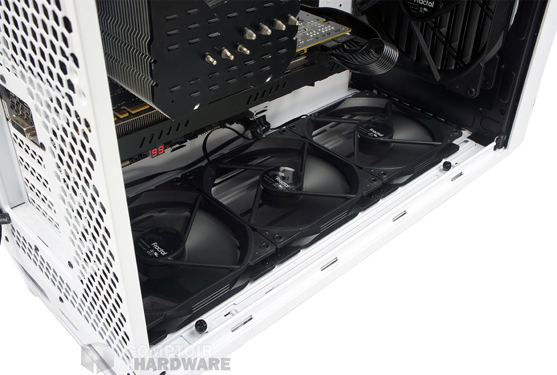 Les trois ventilateurs de 140 mm sur leur support amovible