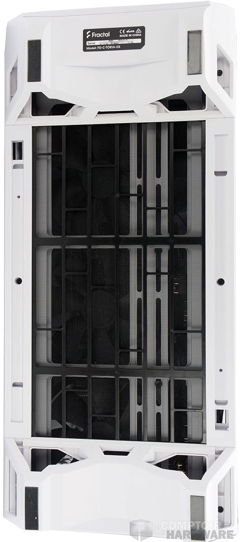 Et sous le boîtier, un grande ouverture