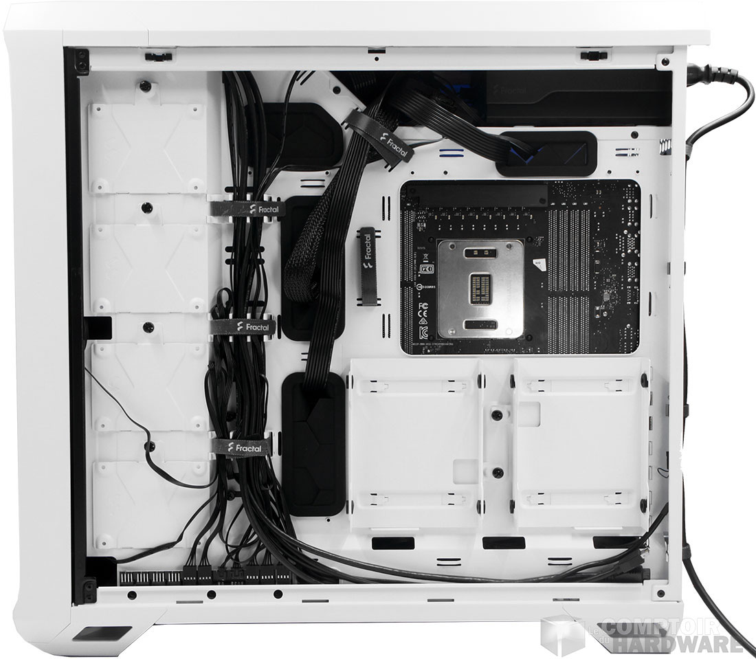 Derrière le plateau