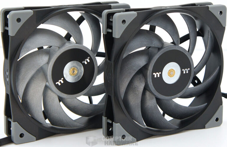 Nos deux modèles en pleine pose pour la photo