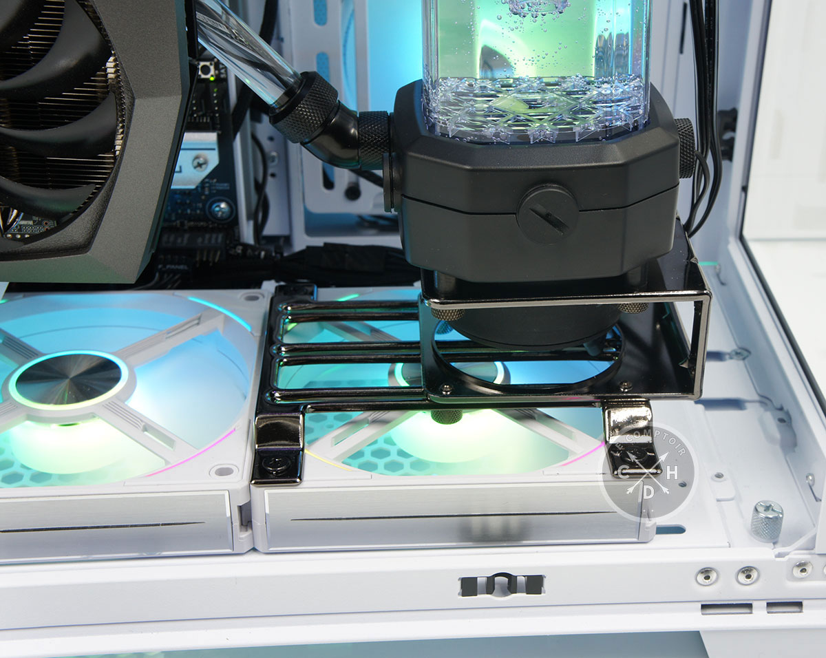 La pompe sur son support, sur un ventilateur