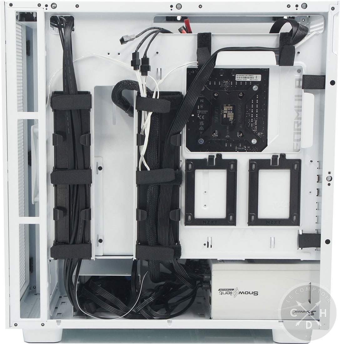 Derrière le plateau