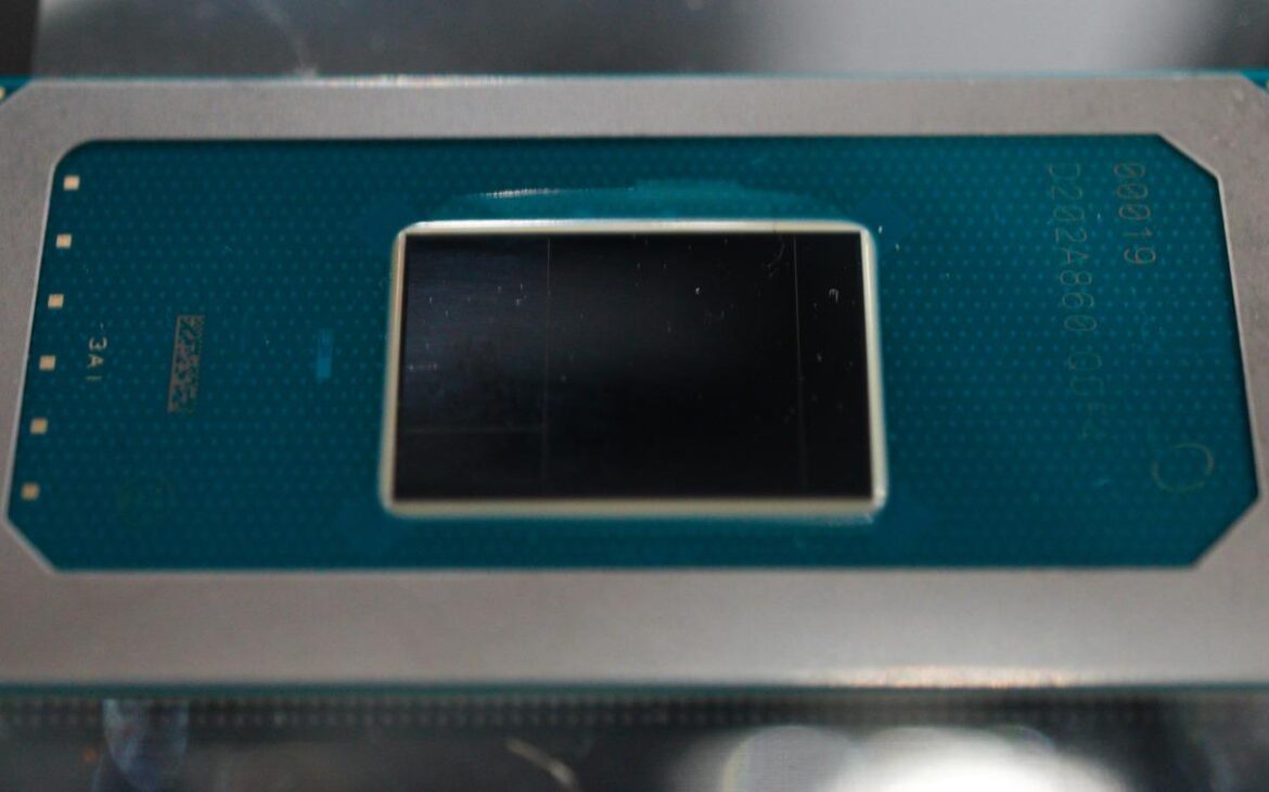 Meteor Lake sur Laptop : notez les fines rayures trahissant les chiplets