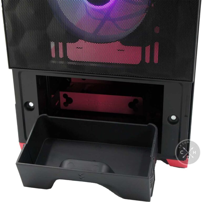 Le vide poche derrière la plaque