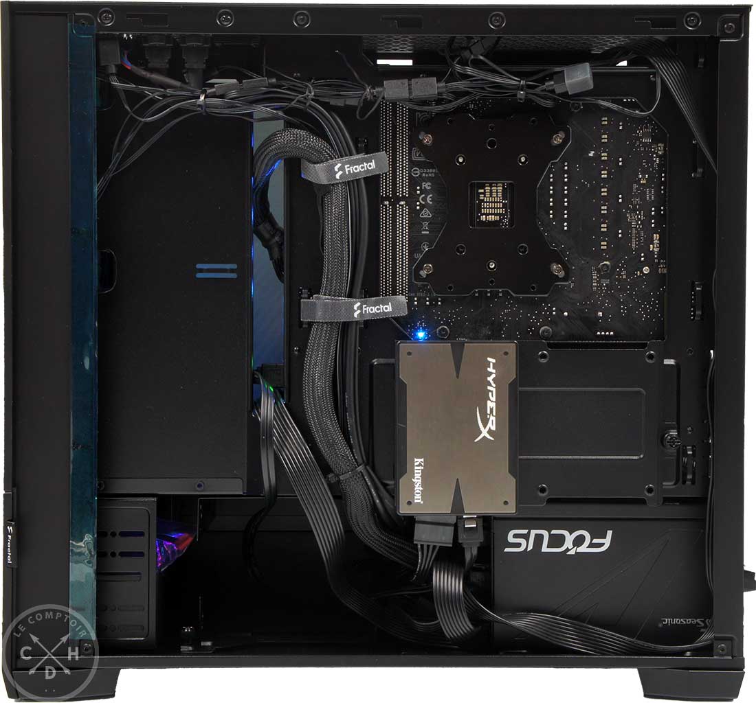 Derrière le plateau, ça manque aussi de couleur