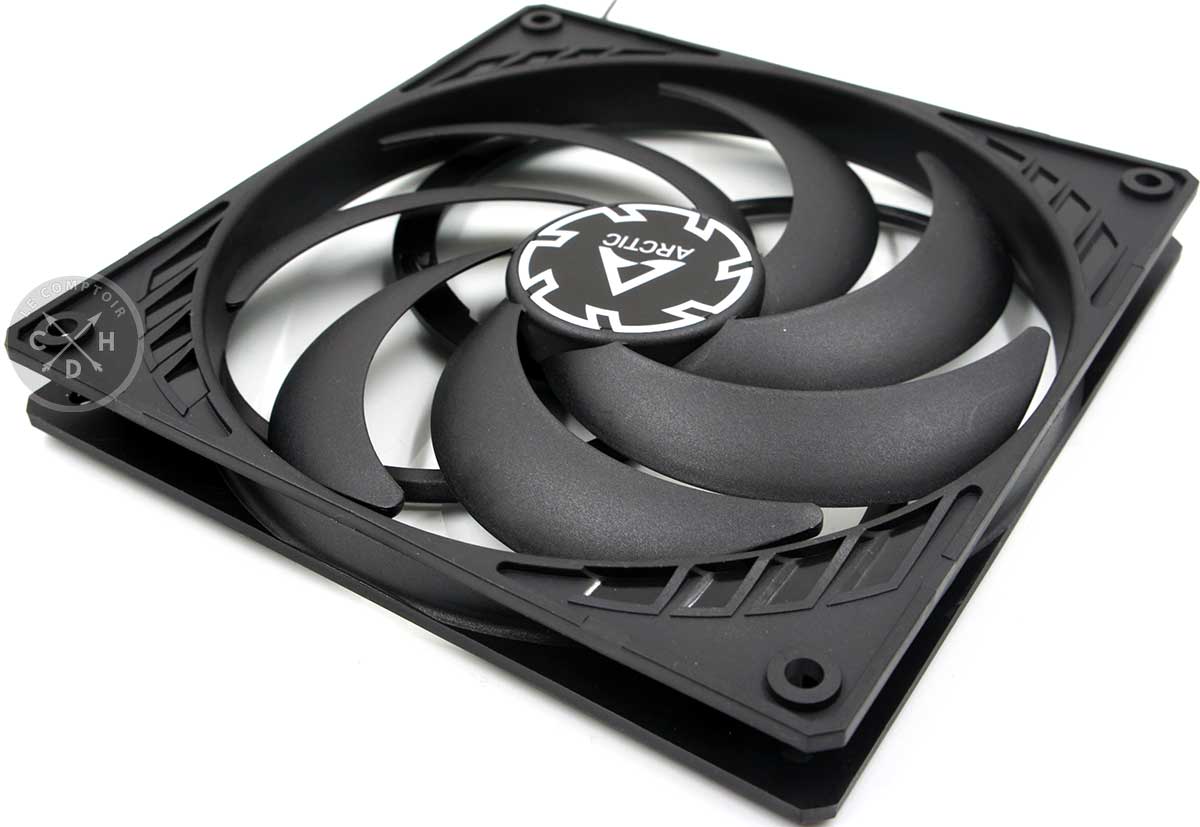 Le cadre fin et les pâles incurvées