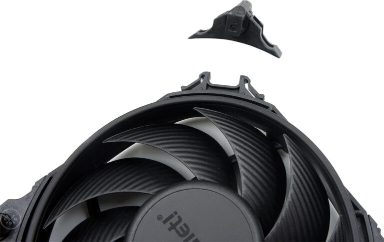 La fixation des Silent Wings 4 (fixation à ergot ici)