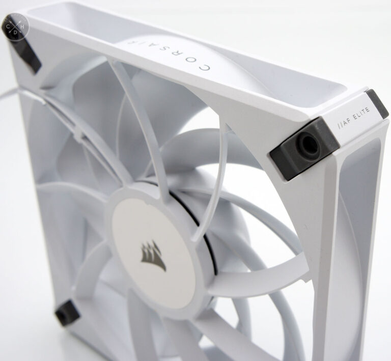 Les patins anti vibration à chaque coin./