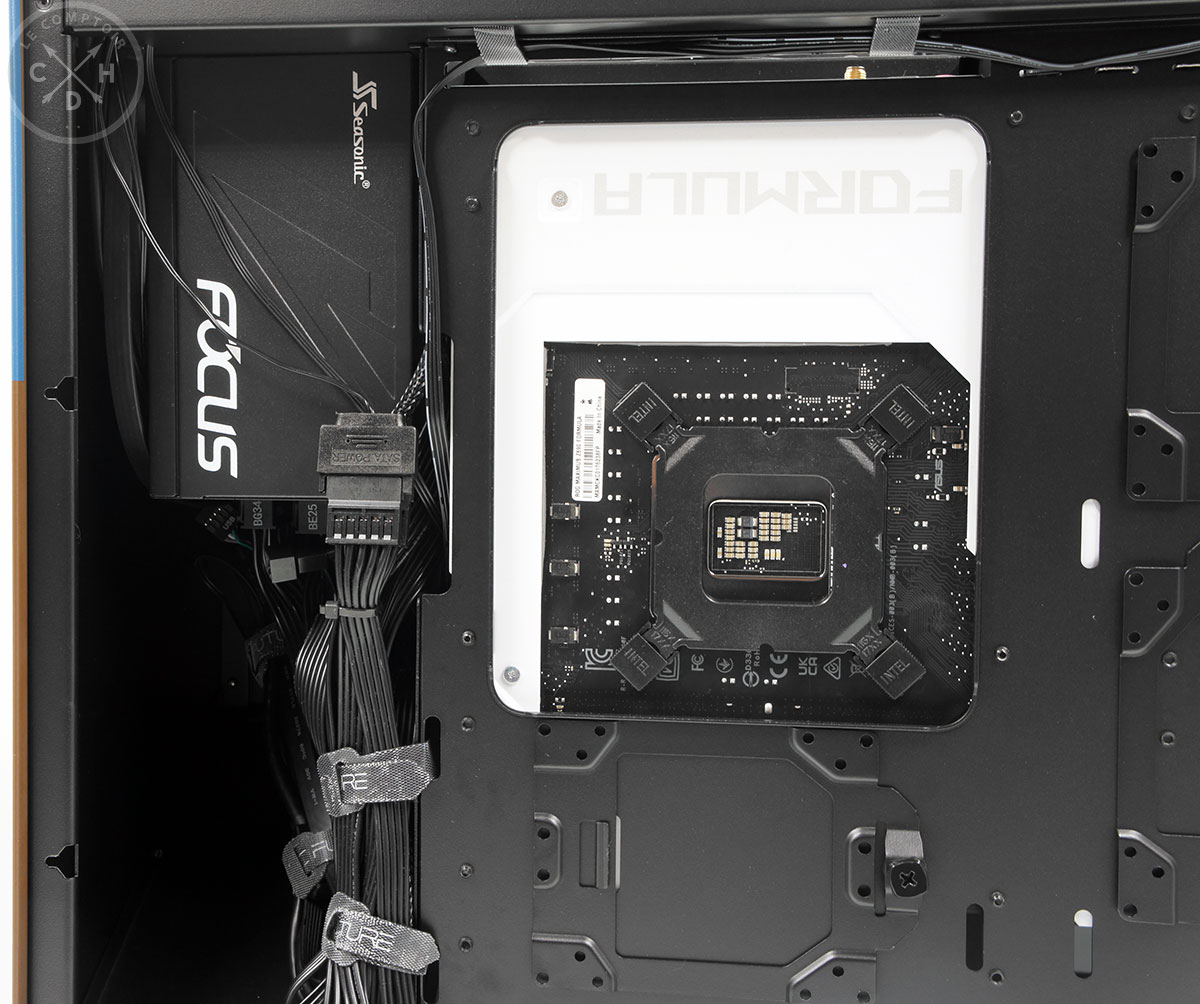 L'alimentation, à l'avant, sous un compartiment, à la verticale !