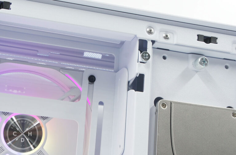 On pousse cette vis vers le haut pour libérer le support.