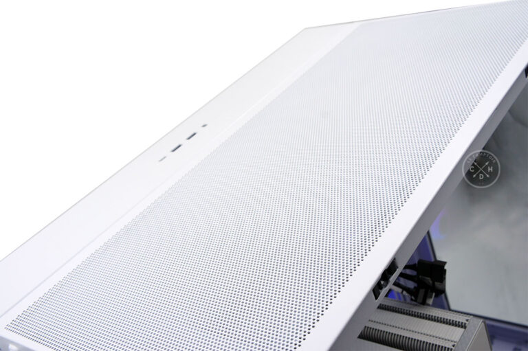 Le dessus avec le panneau de connectiques optionnel 