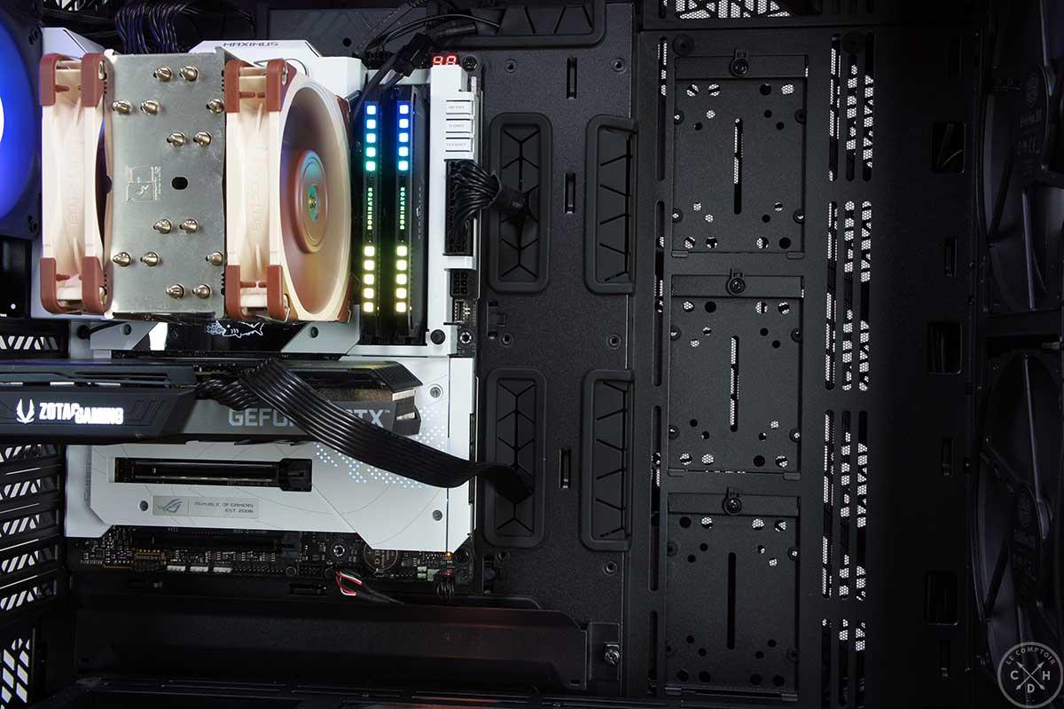 L'énorme plateau de carte mère