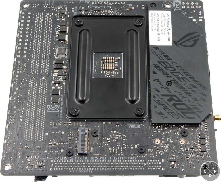 La fixation qui s'insère dans la backplate d'origine