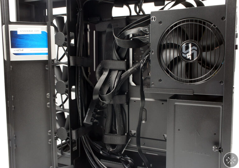 Le bazar derrière la plaque, et l'emplacement des SSD