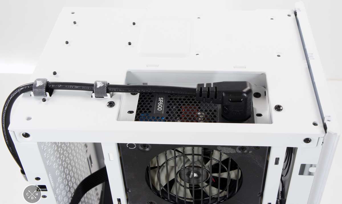 L'alimentation sous le panneau du haut