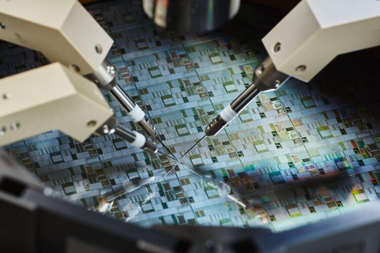 Un wafer en cours de test avant de devenir plein de petites puces enrobées de plastique noir